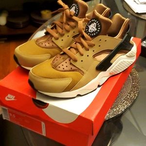 I am selling 9.5 Nike Air Huarache Beige/ Golden